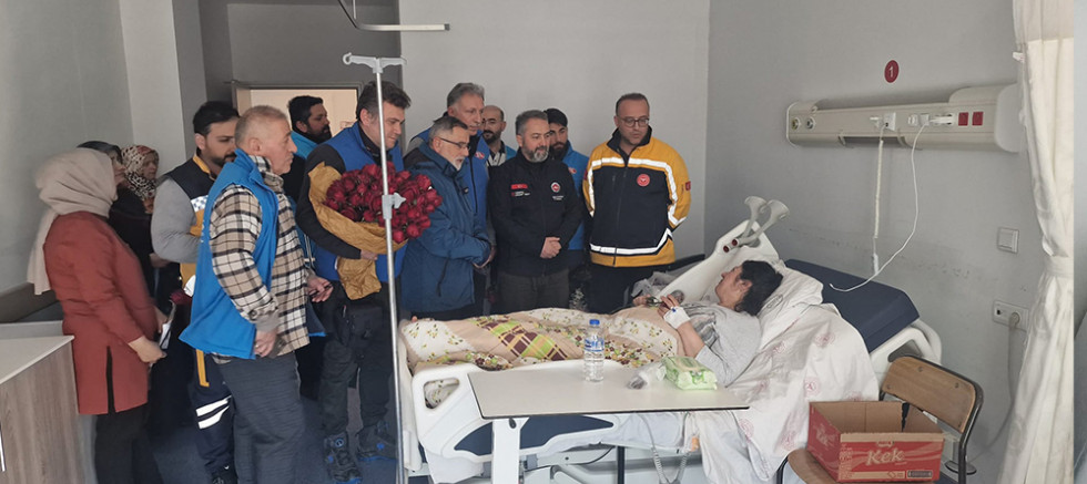 DİTİB gönüllüleri depremzedeleri hastanede ziyaret etti