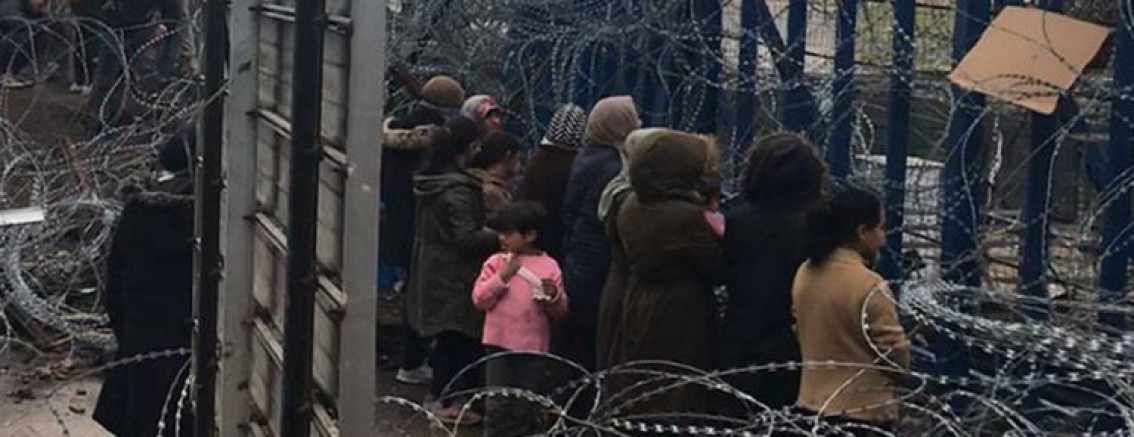 Sığınmacı kadın ve çocuklar Yunan sınır kapısı önünde eylem yaptı 