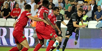 Sivasspor evinde Beşiktaş'ı 3-0 mağlup etti