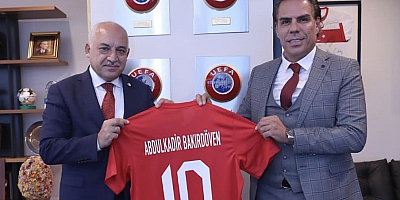 TFF Başkanı'ndan, Abdulkadir Bakırdöven'e Milli Forma 