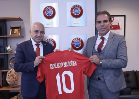 TFF Başkanı'ndan, Abdulkadir Bakırdöven'e Milli Forma 