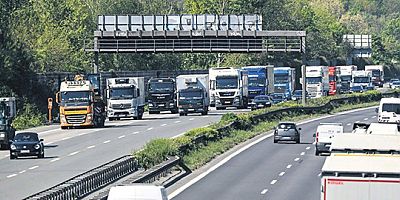 Almanya'da yeni trafik yasası hız limitini aşanları affetmeyecek