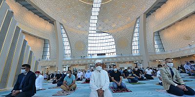 DİTİB’de Kurban Bayram namazı sosyal mesafe kuralları gözetilerek kılındı