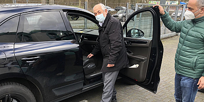 DİTİB gönüllüleri yaşlıları aşı merkezine taşıyor